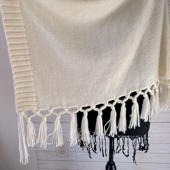 Tint & Shadow Poncho - Picture 4 of 7